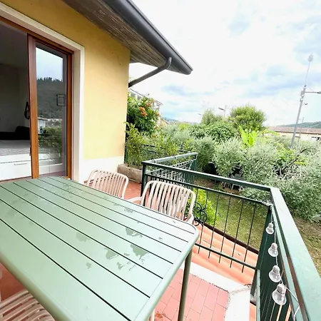 Welcome Traveller Laurence Garden Гарда