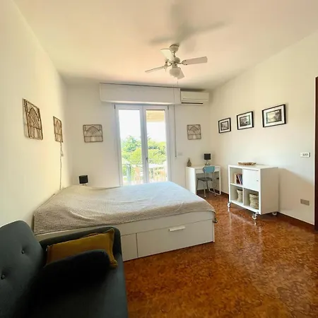 Welcome Traveller Laurence Garden Гарда