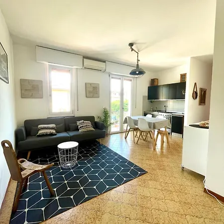 Welcome Traveller Laurence Garden *