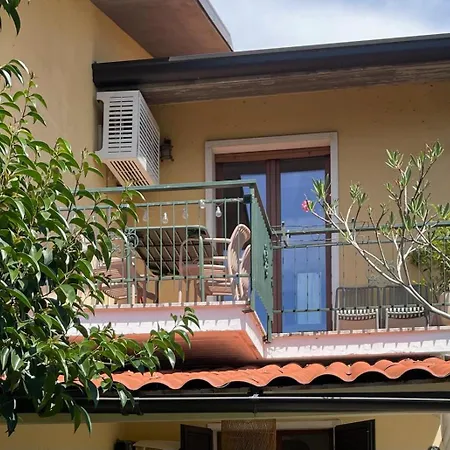 Welcome Traveller Laurence Garden *