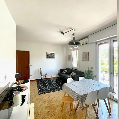 Welcome Traveller Laurence Garden Гарда