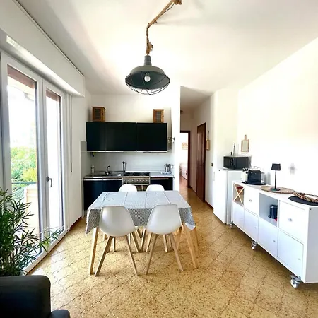 Welcome Traveller Laurence Garden *